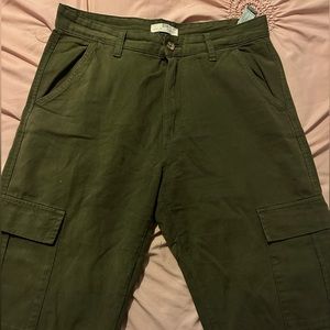 Stradivarius cargo olive green pants. Worn once, great condition. Size us 12